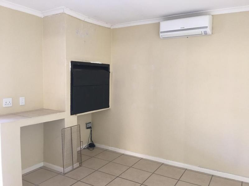 To Let 3 Bedroom Property for Rent in Uitzicht Western Cape